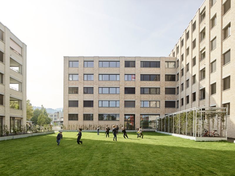 Wohnüberbauung Flo + Fleur, Thomasweg, Liebefeld – Ballspiel im Hof – Aebi & Vincent Architekten, Fotografie: Scheidegger | Jaquemet